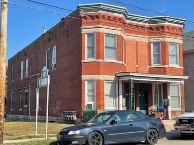 Investor alert! 6 plex all 2 bedroom units with plenty of off - photo 1