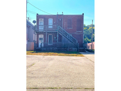 Investor alert! 6 plex all 2 bedroom units with plenty of off - photo 2