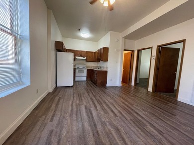 Investor alert! 6 plex all 2 bedroom units with plenty of off - photo 4