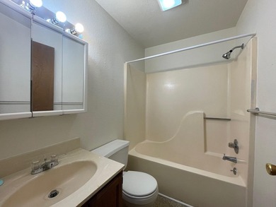 Investor alert! 6 plex all 2 bedroom units with plenty of off - photo 7