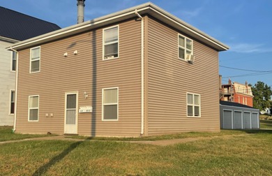 Mississippi River  - Clayton County Townhome/Townhouse Active Under Contract in Dubuque Iowa