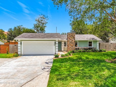 Welcome to this beautifully redesigned pool home, professionally - photo 2