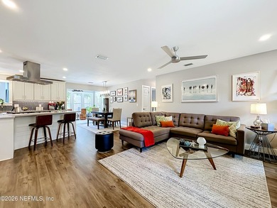 Welcome to this beautifully redesigned pool home, professionally - photo 3