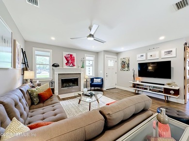 Welcome to this beautifully redesigned pool home, professionally - photo 4
