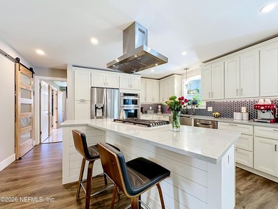 Welcome to this beautifully redesigned pool home, professionally - photo 7