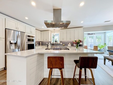 Welcome to this beautifully redesigned pool home, professionally - photo 8