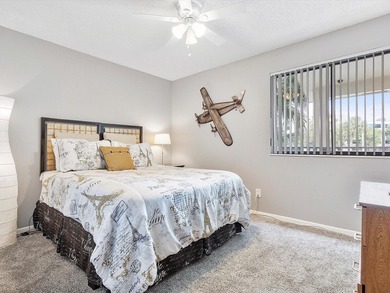 Beautifully renovated top-floor condo with serene lake views in - photo 13