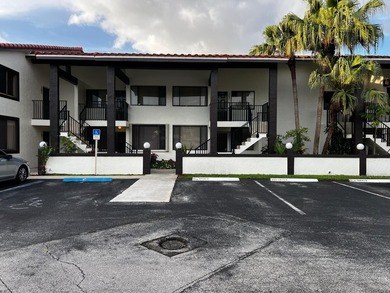 Beautifully renovated top-floor condo with serene lake views in - photo 19