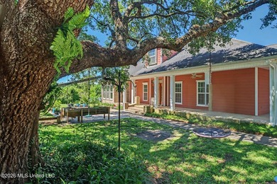 Welcome to this impressive single-family residence built in 2007 - photo 2