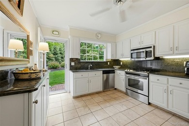Welcome to gracious coastal living in one of Huntington's most - photo 13