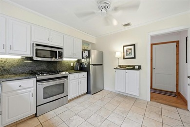 Welcome to gracious coastal living in one of Huntington's most - photo 14