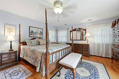 Welcome to gracious coastal living in one of Huntington's most - photo 15