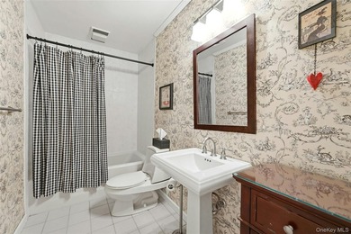 Welcome to gracious coastal living in one of Huntington's most - photo 20