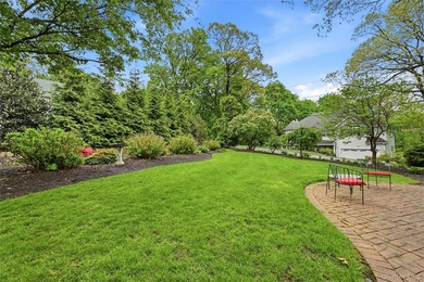 Welcome to gracious coastal living in one of Huntington's most - photo 23