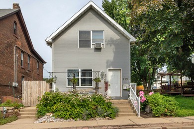 Mississippi River  - Clayton County Townhome/Townhouse Active Under Contract in Dubuque Iowa