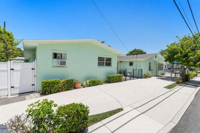 Rare triplex offering in the heart of SoSo, one of West Palm - photo 1