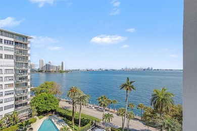 Wonderful 2 bedroom/ 2 bath condo in Bayshore Place with