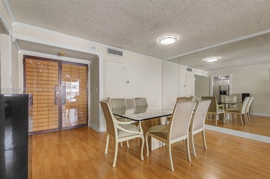 Wonderful 2 bedroom/ 2 bath condo in Bayshore Place with