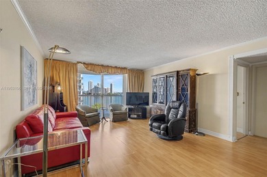 Wonderful 2 bedroom/ 2 bath condo in Bayshore Place with