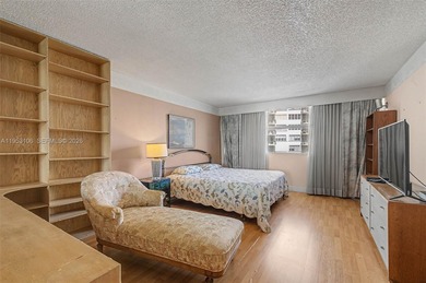 Wonderful 2 bedroom/ 2 bath condo in Bayshore Place with