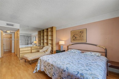 Wonderful 2 bedroom/ 2 bath condo in Bayshore Place with