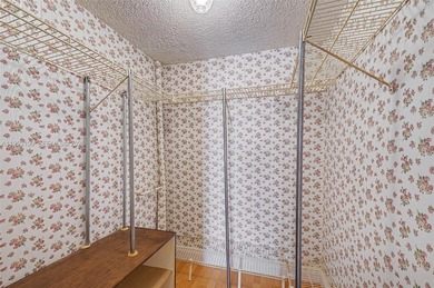 Wonderful 2 bedroom/ 2 bath condo in Bayshore Place with