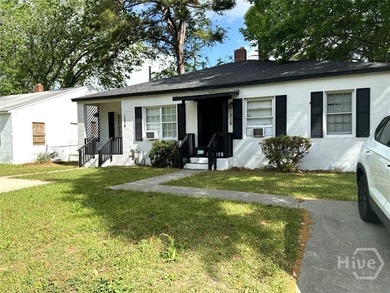 Charming duplex, offering 2 beds & 1 bath for each unit. Great - photo 3