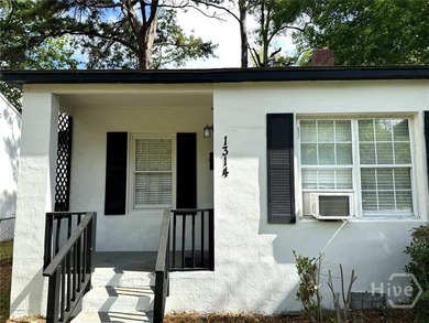 Charming duplex, offering 2 beds & 1 bath for each unit. Great - photo 4
