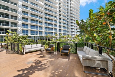 Perched on the 15th floor, this brand-new waterfront residence - photo 44