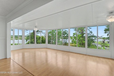 Wake up every day to breathtaking waterfront views and - photo 6