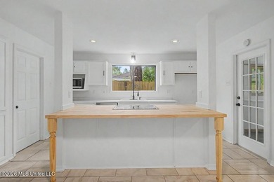 Adorable home in Diamondhead featuring stainless steel - photo 10