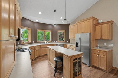 Immaculate walkout rambler nestled on 2 secluded acres in East - photo 4