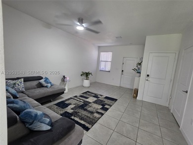 Beautiful 2023-built smart townhouse featuring 3 bedrooms, 2.5 - photo 4