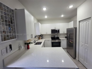 Beautiful 2023-built smart townhouse featuring 3 bedrooms, 2.5 - photo 6