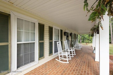Southern charm in a scenic setting! Welcome to 402 Springwood - photo 5