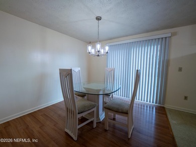 Welcome to this charming 3-bedroom, 2-bathroom single-family - photo 8