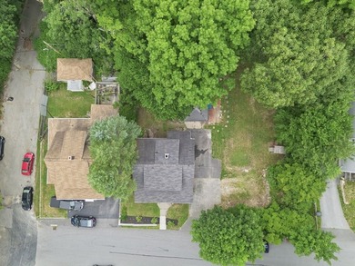 Rare opportunity to own a charming bungalow with a welcoming - photo 3