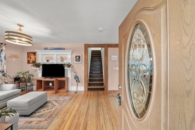Rare opportunity to own a charming bungalow with a welcoming - photo 4