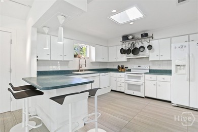 Clean lines and unmistakable mid-century vibes define this - photo 25