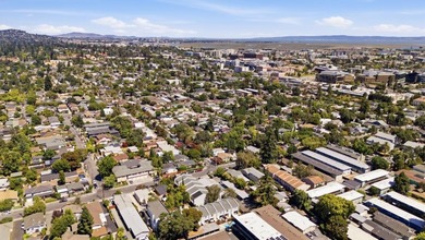 Rare opportunity to own a beautifully remodeled townhouse-style - photo 40
