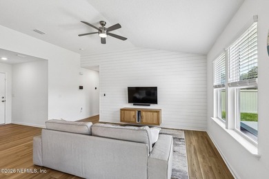 Bright and inviting 3-bedroom, 2-bath home on a spacious corner - photo 8