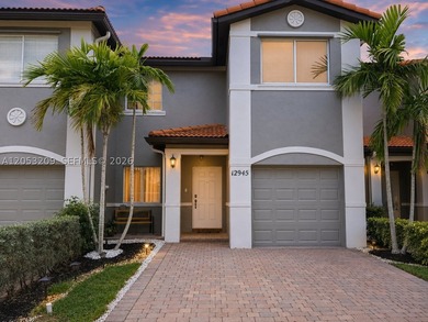 Beautifully maintained 3-bedroom, 2.5-bath townhome in the - photo 1