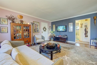 Welcome to this delightful 2-bedroom, 1-bath Upper-level corner - photo 4