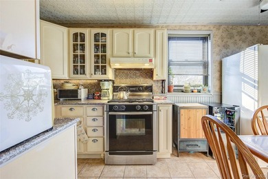 Welcome to this delightful 2-bedroom, 1-bath Upper-level corner - photo 8