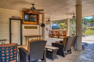 Peace and quiet will greet you on the shores of Medina Lake - photo 4
