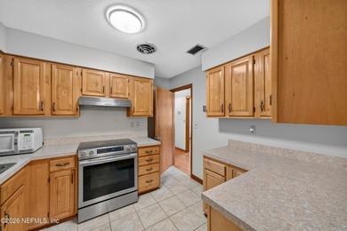 Welcome home to this well-maintained 3-bedroom, 3-bath home - photo 9