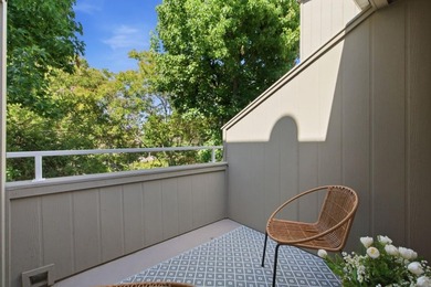 A bright top-floor retreat in the heart of Hamilton Place, this - photo 5