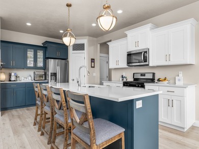 Come see your new home on a large lot overlooking Gladstone Golf - photo 9