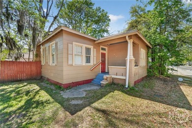 Investor opportunity with immediate income potential! This - photo 3