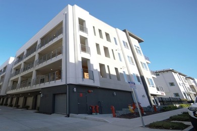 New Price~Great Location! Discover this 1 bedroom + Den & 1.5 - photo 2